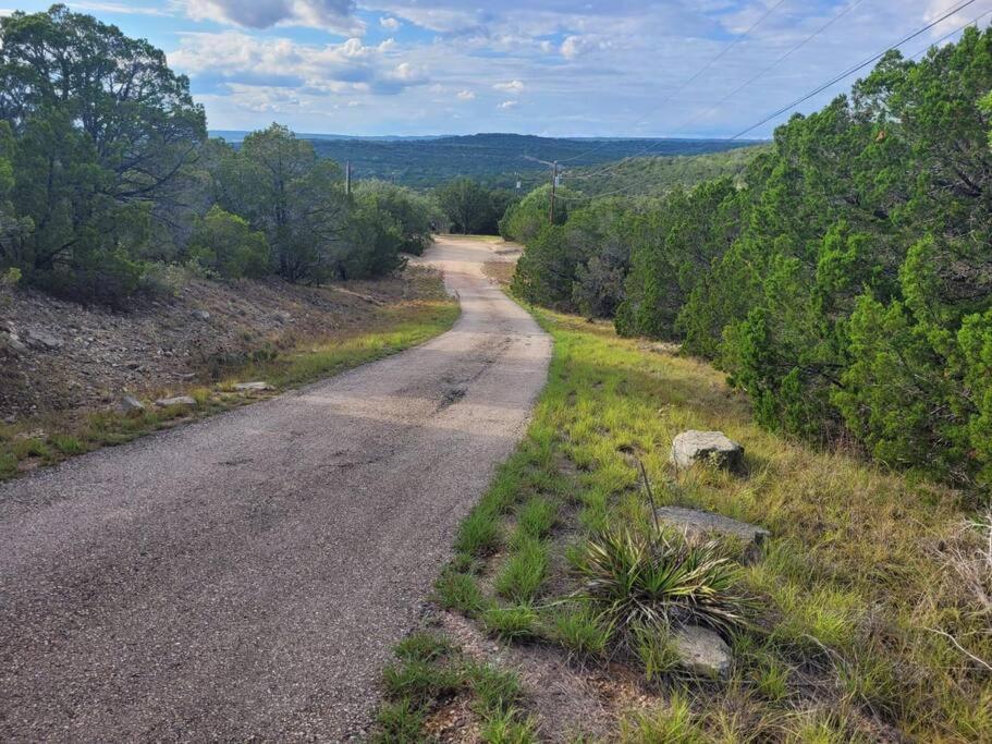 Entire 2Br 2Ba Hilltop View Home Sleeps 7 Pets 4 Acres Jacuzzi Central Ac Kingbeds Free Wifi-Parking Kitchen Washerdryer Starry Terrace Two Sunset Dining Patios Grill Stovetop Oven Fridge Onsitewoodedhiking Wildlife Coveredpatio4Pets & Birds Singing! Marble Falls Eksteriør bilde